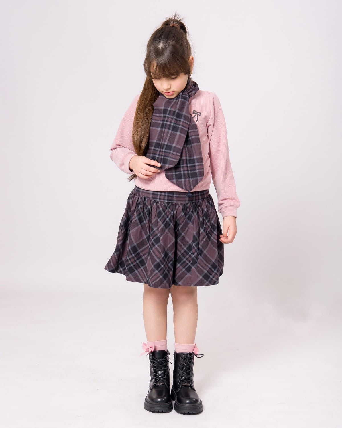 طقم فتيات مع شال سترة وردي و تنورة مربعات