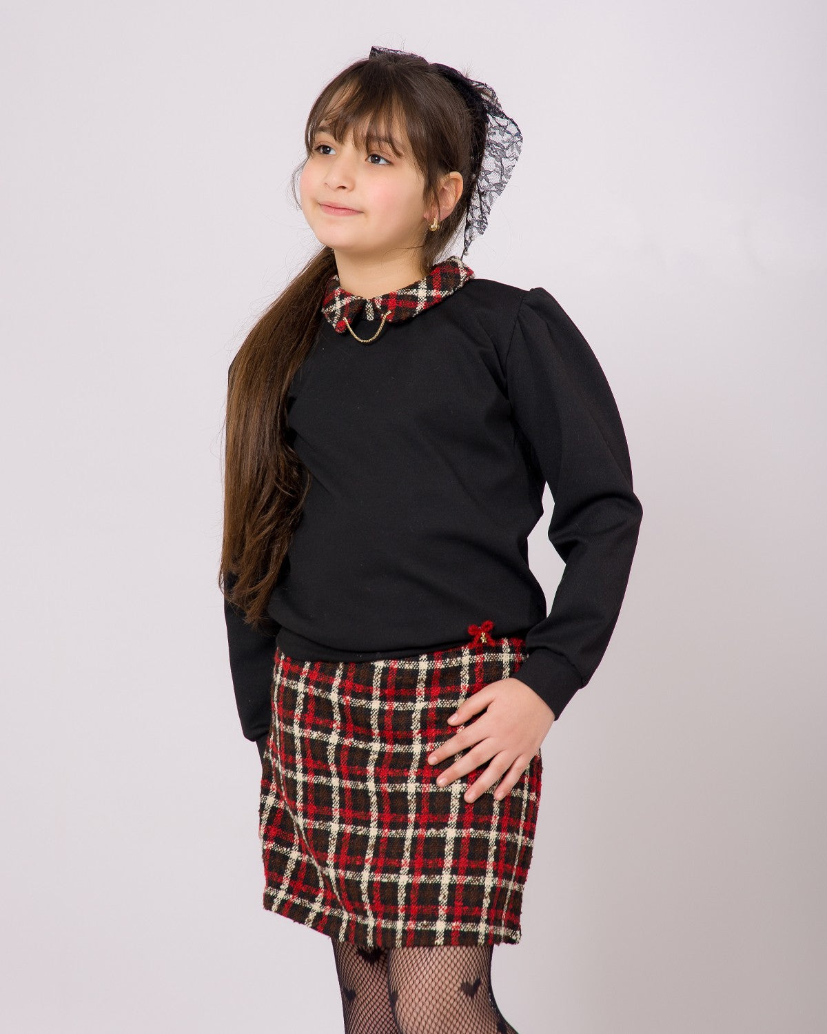 طقم فتيات أسود و تنورة مربعات